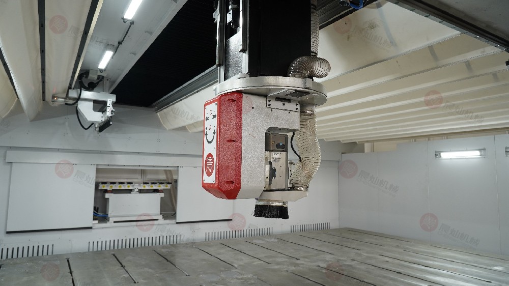 FC5030全封闭式高速五轴龙门加工中心_五轴头_侧面特写_白天__实拍__横屏__TP05698.JPG