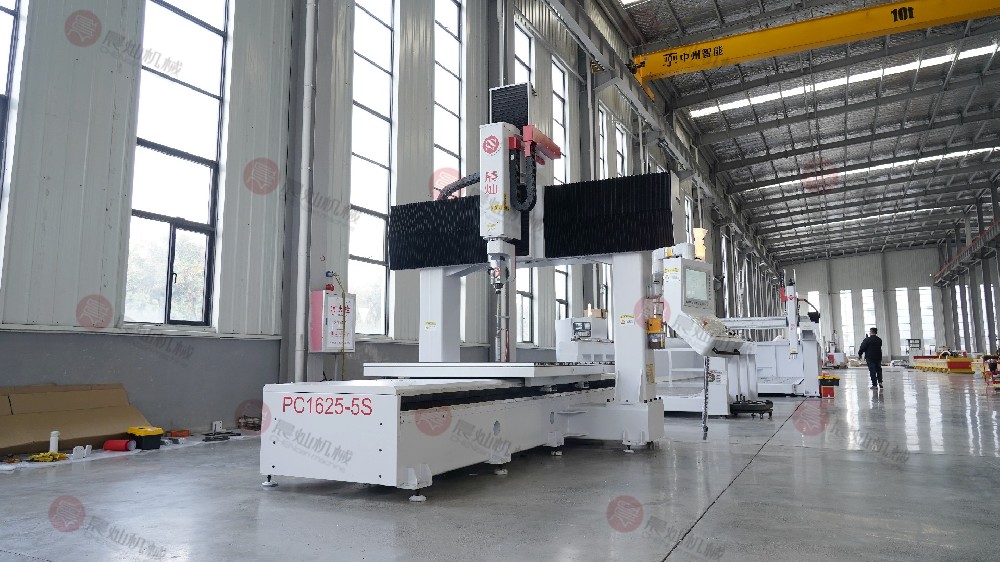 PC1625-5S定梁动台五轴龙门加工中心_右前视图_侧面中景_白天__实拍__横屏__TP05669.JPG