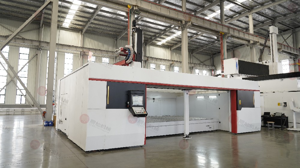 FC5030全封闭式高速五轴龙门加工中心_开门_侧面近景_白天__实拍__横屏__TP05792.JPG