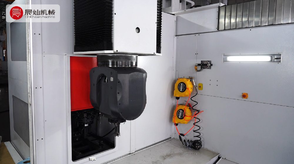 五轴加工中心智能换刀演示：稳、准、快，一步到位