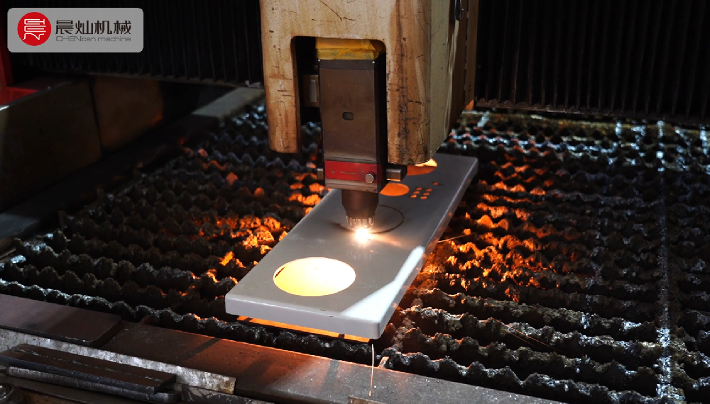 激光切割机：高精度切割，多种片材轻松搞定，高效省心！